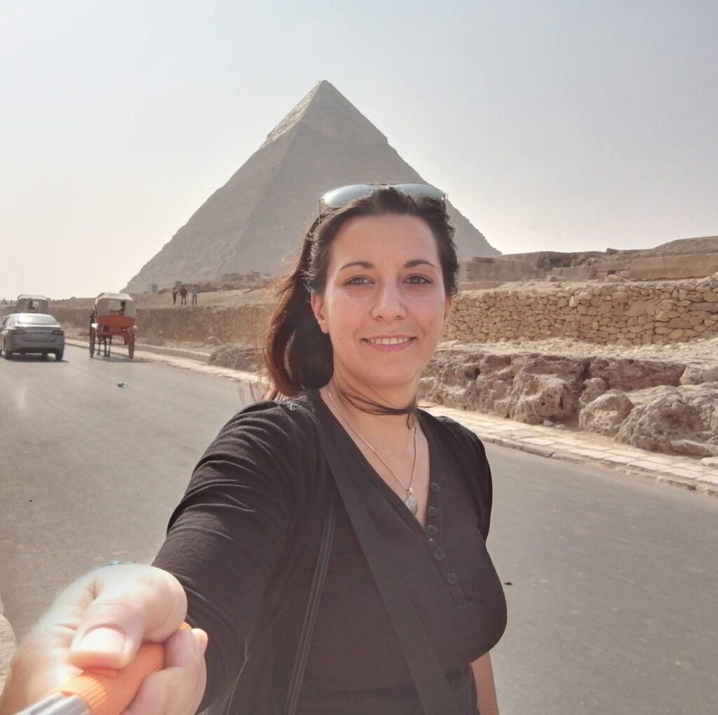 Mariam - Egyiptom fénye oldal szerzője a gízai piramisoknál